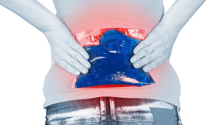 La persona que sostiene una bolsa de hielo en la parte baja de la espalda.