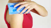 Gel pack icing a woman&#039;s shoulder